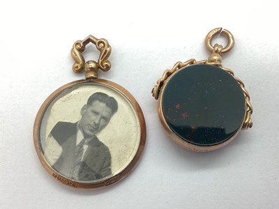 Lot 112 - An Antique 9ct Chester Gold Hardstone Spinning...