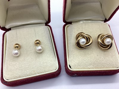 Lot 139 - A Pair of Modern Freshwater Pearl Bead...