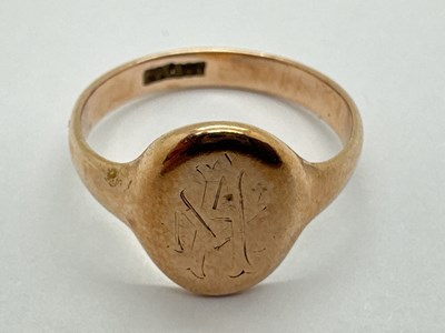 Lot 82 - A Vintage 9ct Gold Signet Ring, the oval...