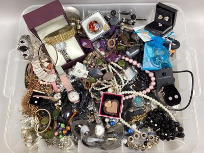 Lot 210 - An Assortment of Modern Costume Jewellery,...