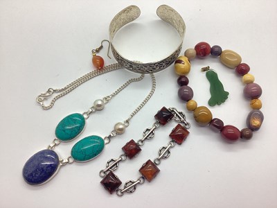 Lot 184 - A Polished Hardstone and Freshwater Pearl...