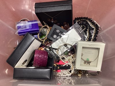 Lot 213 - A Selection of Modern Costume Jewellery,...