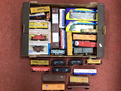 Lot 390 - Approximately thirty-eight HO scale American...