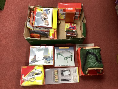 Lot 406 - A quantity of boxed Hornby 00 gauge buildings...