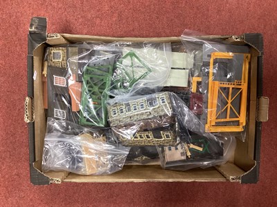 Lot 414 - A quantity of unboxed 00 gauge buildings and...