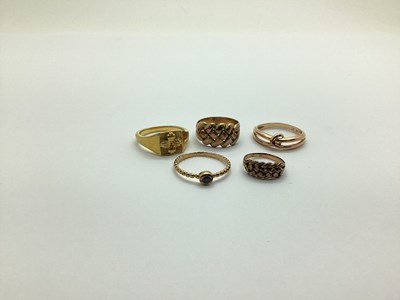 Lot 242 - A 'Keeper' Style Ring, (finger size M);...
