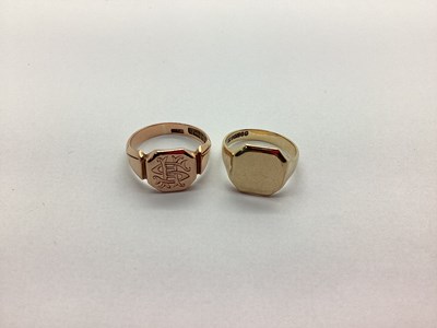 Lot 252 - A 9ct Gold Signet Ring, together with a 9ct...