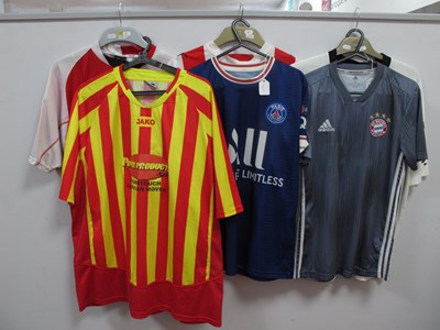 Lot 301 - Football Shirts Vitoria Guimaraes Bearing...