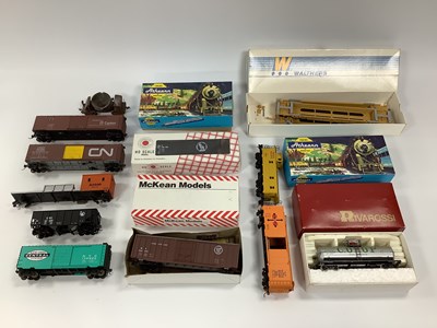 Lot 515 - Fourteen HO scale North American freight cars,...