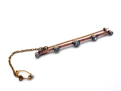 Lot 85 - A Five Stone Diamond Set Bar Brooch, graduated...