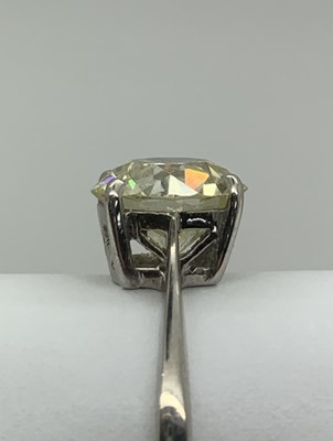 Lot 201 - A Large 18ct Gold Single Stone Diamond Ring,...