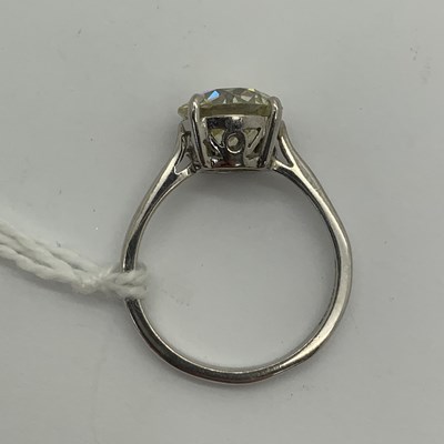 Lot 201 - A Large 18ct Gold Single Stone Diamond Ring,...