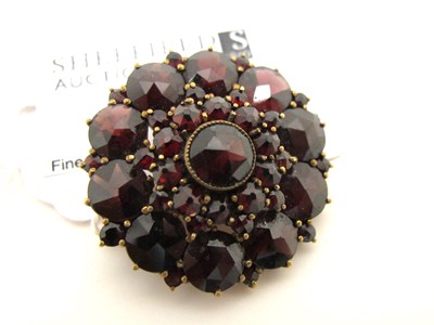 Lot 121 - A Garnet Circular Brooch, graduated claw and...