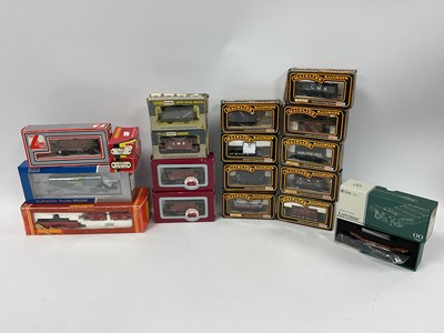 Lot 549 - Nineteen 'OO' Gauge/4mm UK Outline Items of...