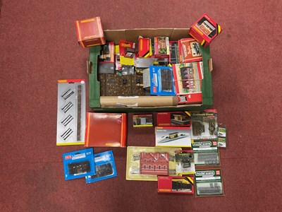 Lot 368 - A quantity of 00 gauge buildings and lineside...