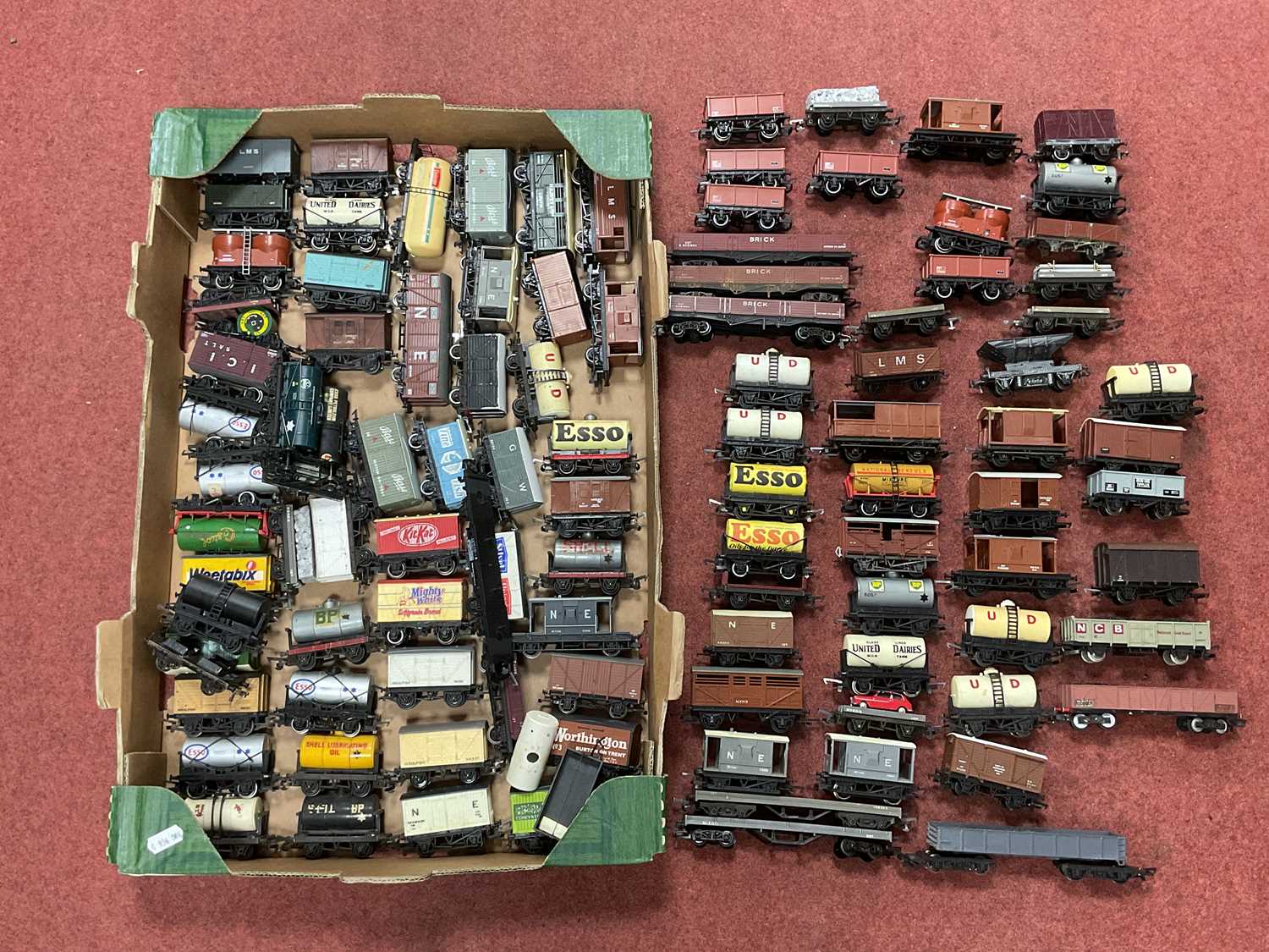 Lot 427 - Approximately ninety 00 gauge steam-era wagons...