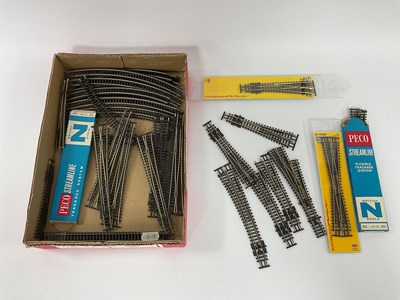 Lot 735 - A quantity of N scale Peco track sections. To...