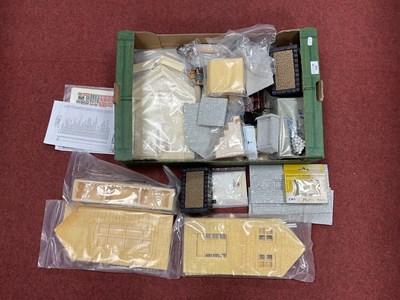 Lot 440 - A quantity of G scale accessories including...