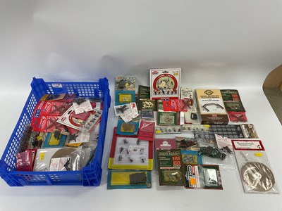 Lot 631 - A quantity of 00/HO small accessories and...