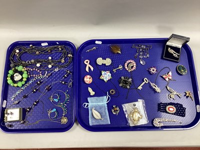 Lot 214 - A Collection of Assorted Brooches, including...