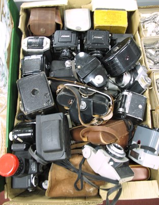 Lot 1076 - Cameras Minolta 110 zoom SLR mark II, Kodak...
