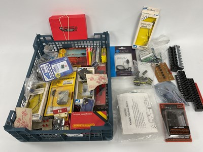 Lot 752 - A quantity of model railway electric and...