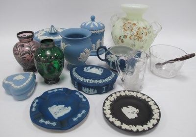 Lot 1362 - Vintage Wedgwood Jasperware and glassware,...