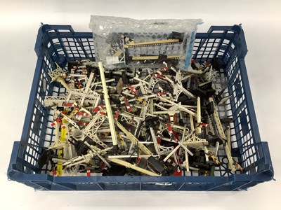 Lot 87 - A large quantity of 00 gauge signals by...