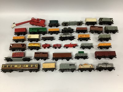 Lot 116 - Approximately thirty items of Hornby-Dublo two...