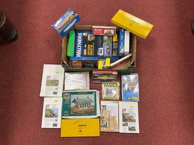 Lot 22 - A quantity of American HO scale building kits...