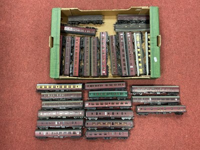 Lot 3 - Approximately thirty 00 gauge coaches and...