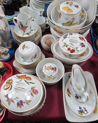 Lot 1400 - Worcester 'Evesham' Table Ware, of...