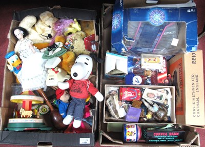 Lot 1494 - A quantity of vintage and some later toys and...