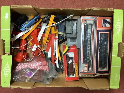 Lot 452 - A Mixed Lot, to include a quantity of 'OO'...