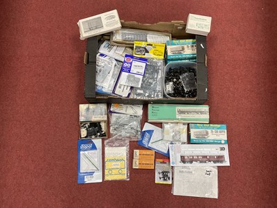 Lot 10 - A large quantity of 00 gauge (4mm scale)...