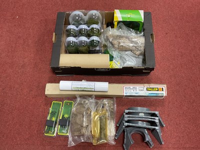 Lot 16 - A quantity of mainly 00/HO scenic materials...