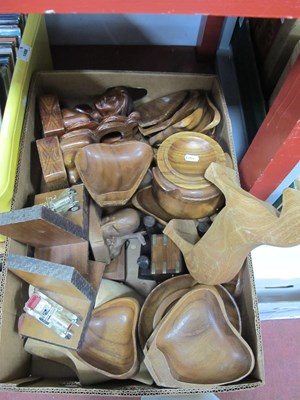 Lot 1258 - Wooden ware and treen including figural and...