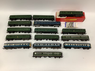 Lot 90 - A quantity of 00 gauge diesel multiple units,...