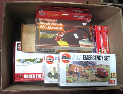 Lot 1266 - Vintage boxed Hornby Airfix model kits (A50147,...