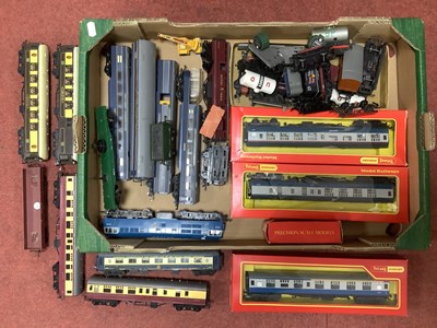 Lot 448 - A Quantity of OO/HO Gauge Model Railway Items...