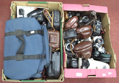 Lot 1109 - Quantity of vintage cameras and camcorders,...