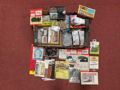 Lot 24 - A box of 00/HO lineside and scenic accessories,...