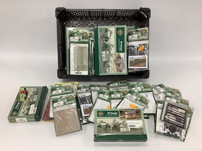 Lot 85 - Approximately thirty-five Ratio N gauge...