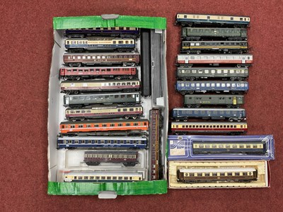 Lot 7 - Approximately twenty-four HO scale European...
