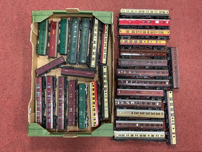 Lot 6 - Approximately thirty 00 gauge steam era...