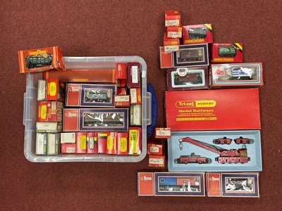 Lot 203 - Approximately thirty-five boxed 00 wagons and...