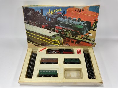 Lot 54 - A boxed Jyesa (Spanish) HO scale train set...