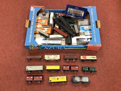 Lot 580 - Approximately Thirty 'HO' Scale European...