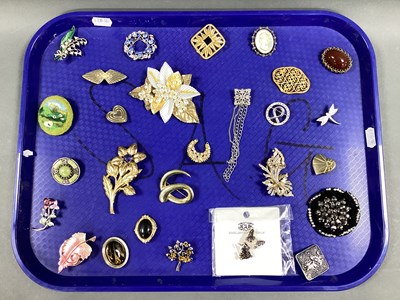 Lot 298 - A Collection of Assorted Brooches, including a...