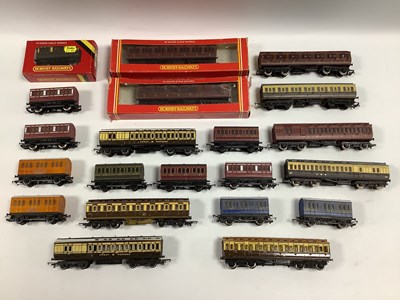 Lot 628 - Twenty-two Hornby 00 gauge Clerestory and four-...